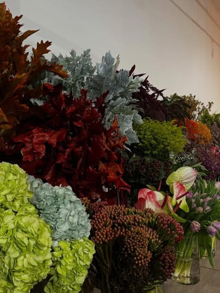 Flores e folhagens frescas na loja