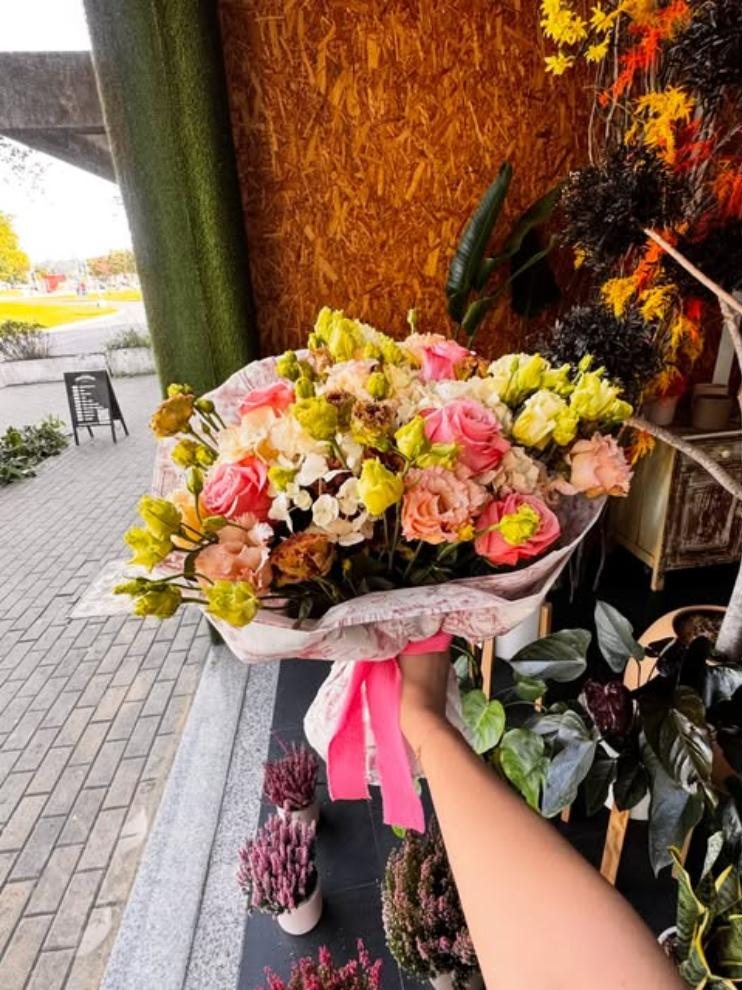Ramo de rosas e lisianthus
